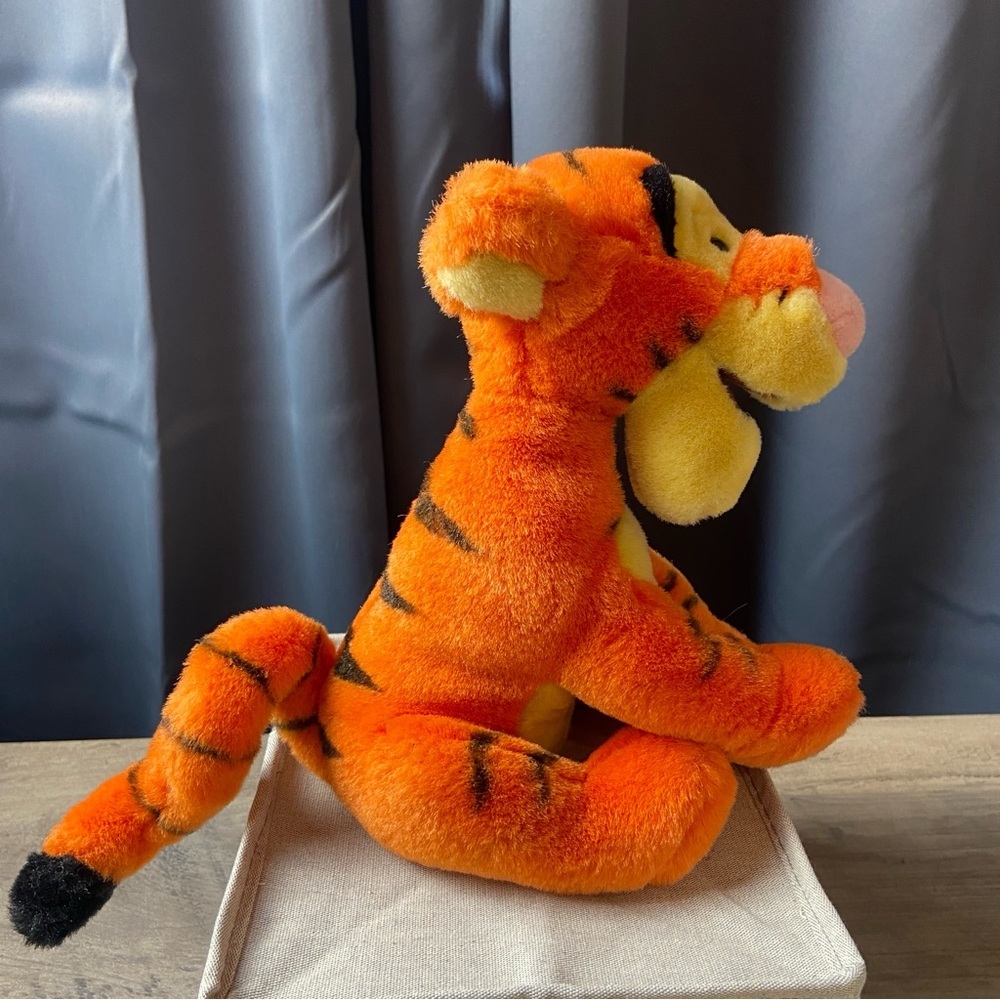 Walt Disney World Vintage Sitting Tigger Plush Stuffed Animal‎ Toy 8 inch - Picture 3 of 8